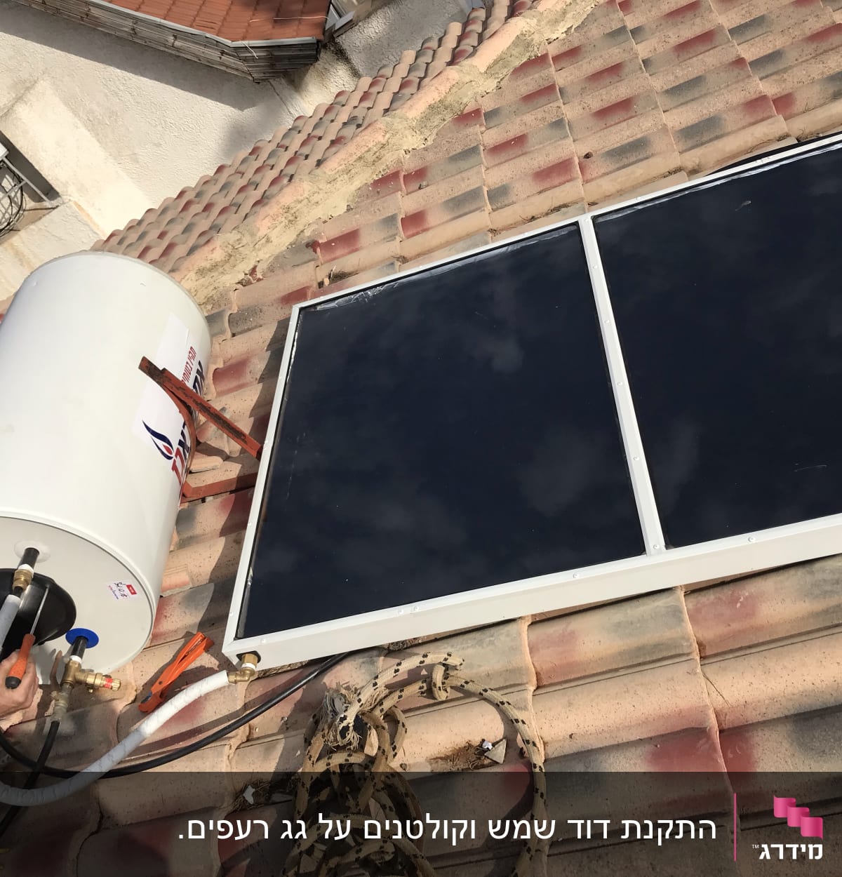 דוד שמש ולוחות סולאריים על גג רעפים